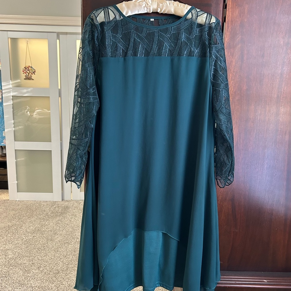Elegant Emerald Green Lace Sleeve Dress